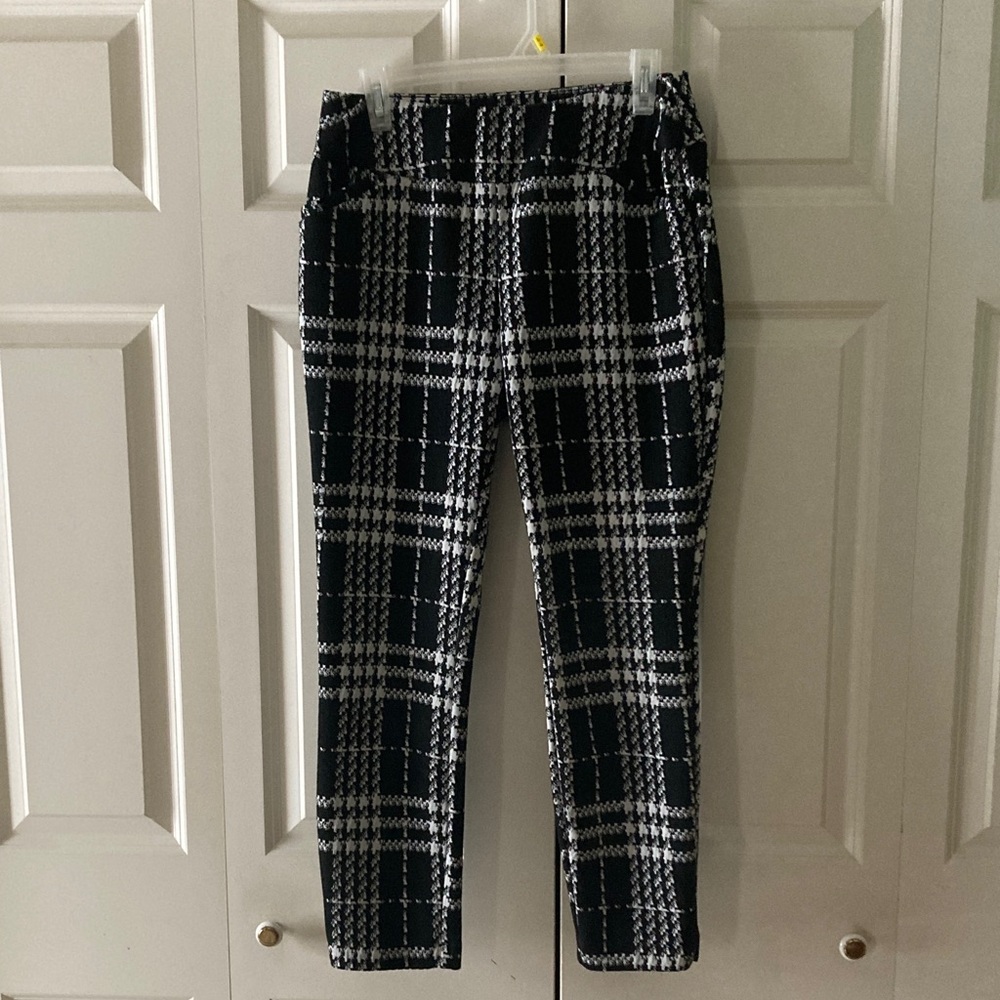 New York & Co. women’s M black & white tartan style plaid straight leg pull on